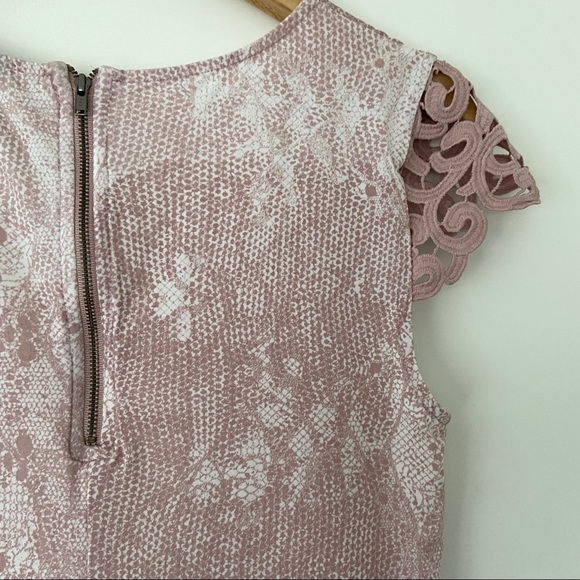 RW&CO ANIMAL PRINT SHORT SLEEVED PEPLUM TOP WITH LACE SLEEVES, ZIPPER DETAIL, M - Picture 5 of 8